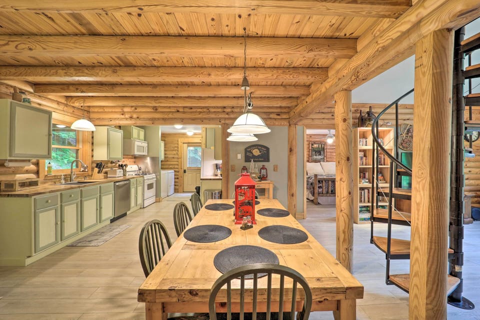 Dining Area | Dishware Provided
