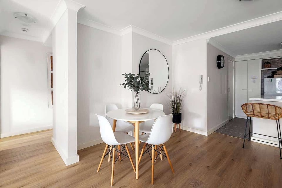 Share delicious moments in this inviting dining space, perfect for enjoying meals and making memories!