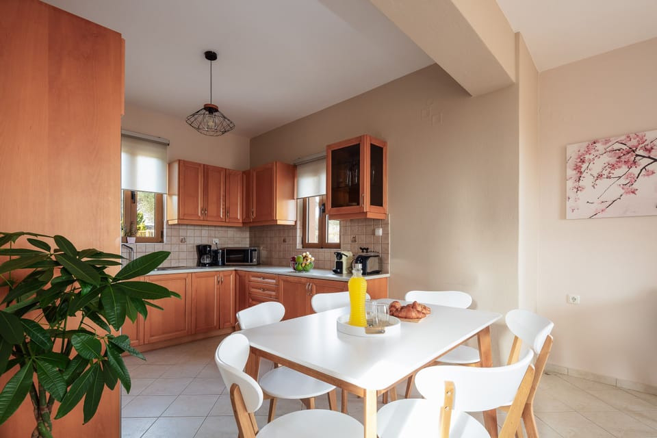 Dining table & kitchen for culinary moments 
