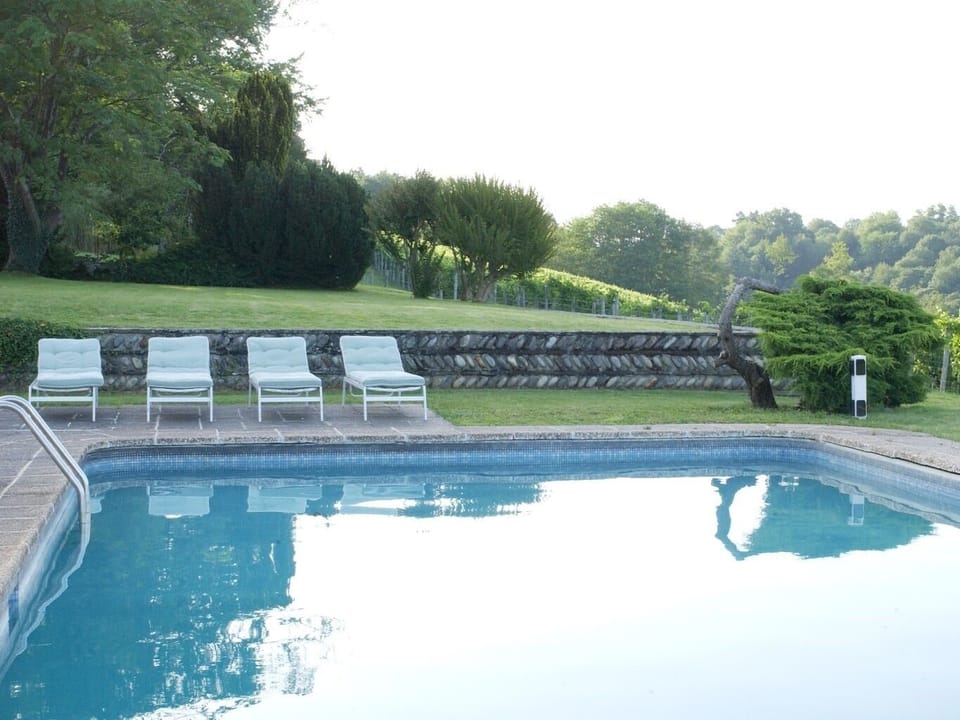 The Loft Apartment - shared access to the seasonal outdoor pool