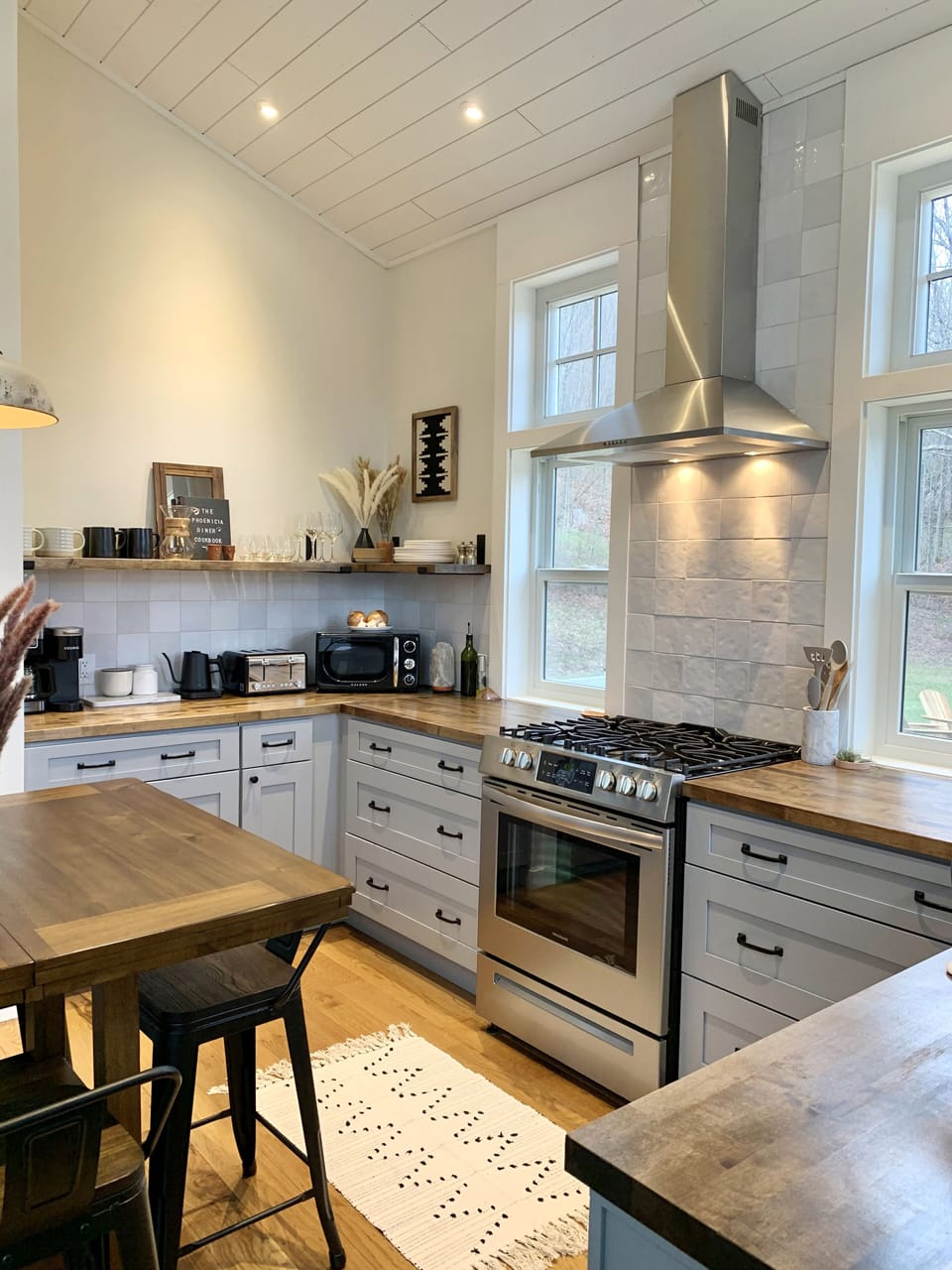 Fully equipped kitchen with everything needed to cook. 