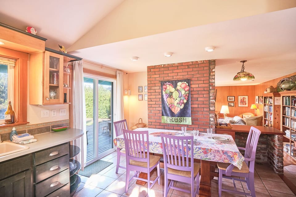 Eat-in kitchen (a favorite for our ‘love-to-cook’ guests) fully equipped for all your cooking needs.