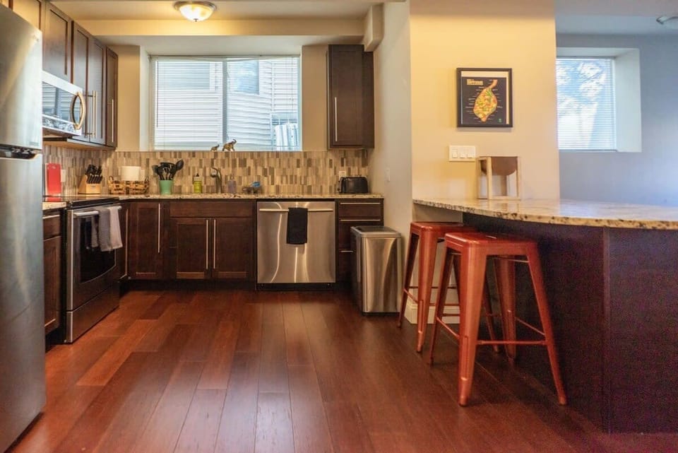 Fully-stocked eat-in kitchen will satisfy all your culinary needs.