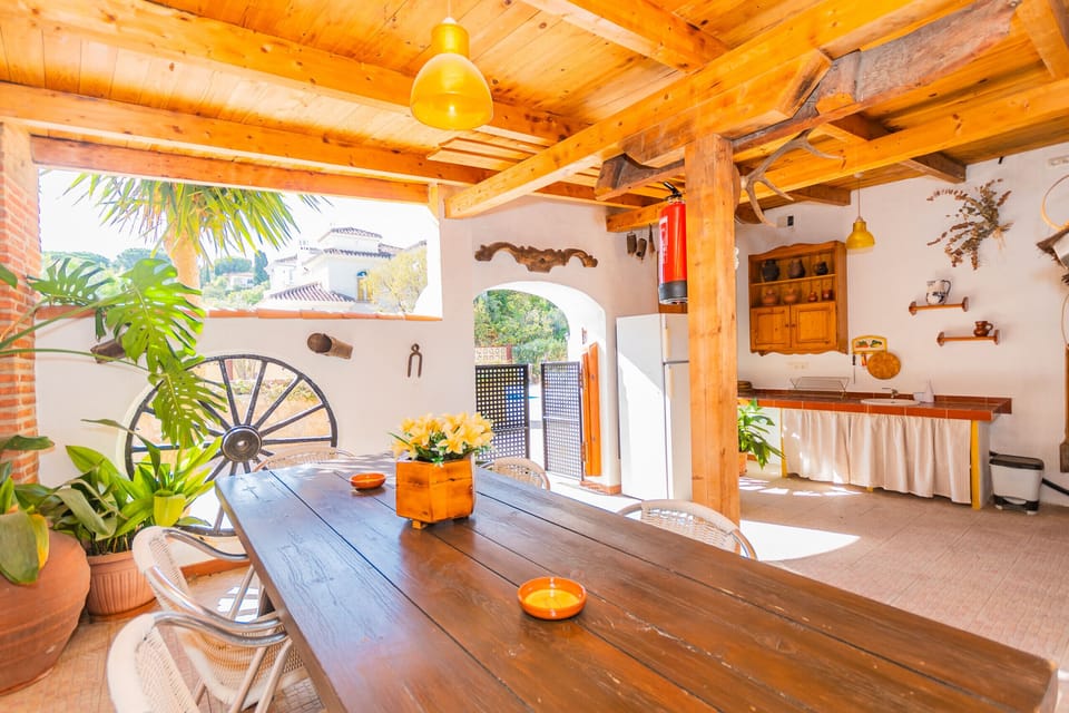 Enjoy the barbecue of this Finca in Alhaurín de la Torre