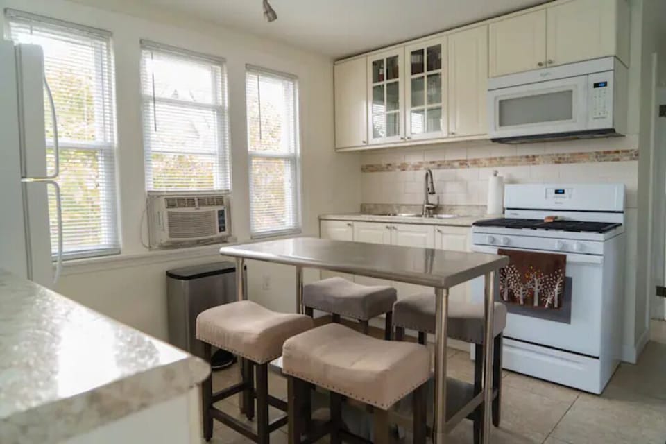 Kitchen, newer with many mini appliances n more...