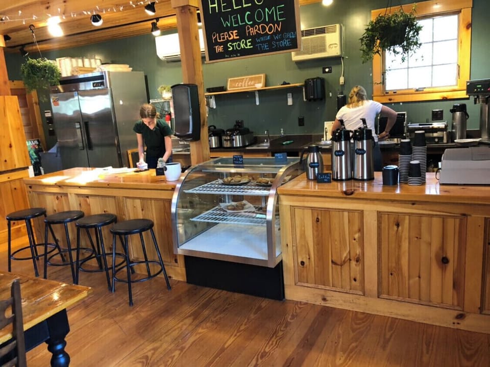 General store serving breakfast and lunch 