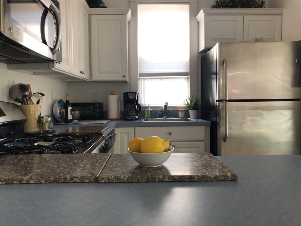 Full kitchen with 2 bar stools / countertop 