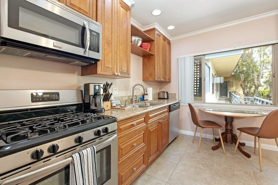 Full kitchen