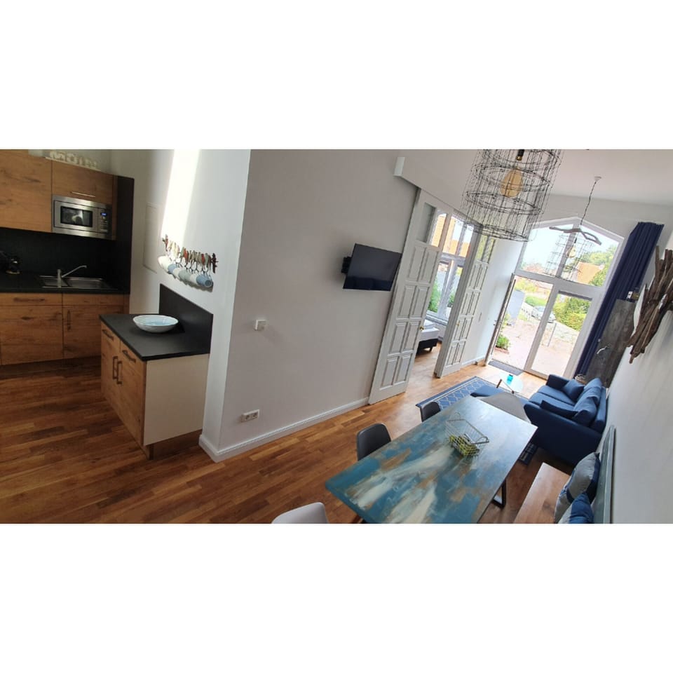 Ap. 07. Entire living and dining area
