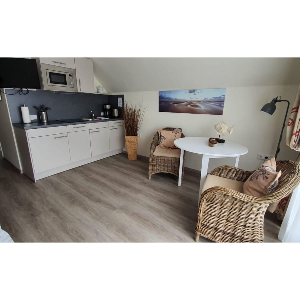 Ap. 17. Living room and bedroom with TV