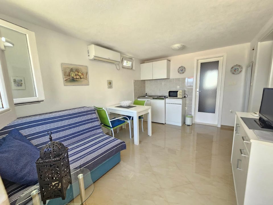 couch for one person, dining area, kitchenette
