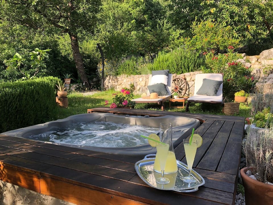 Outdoor spa tub