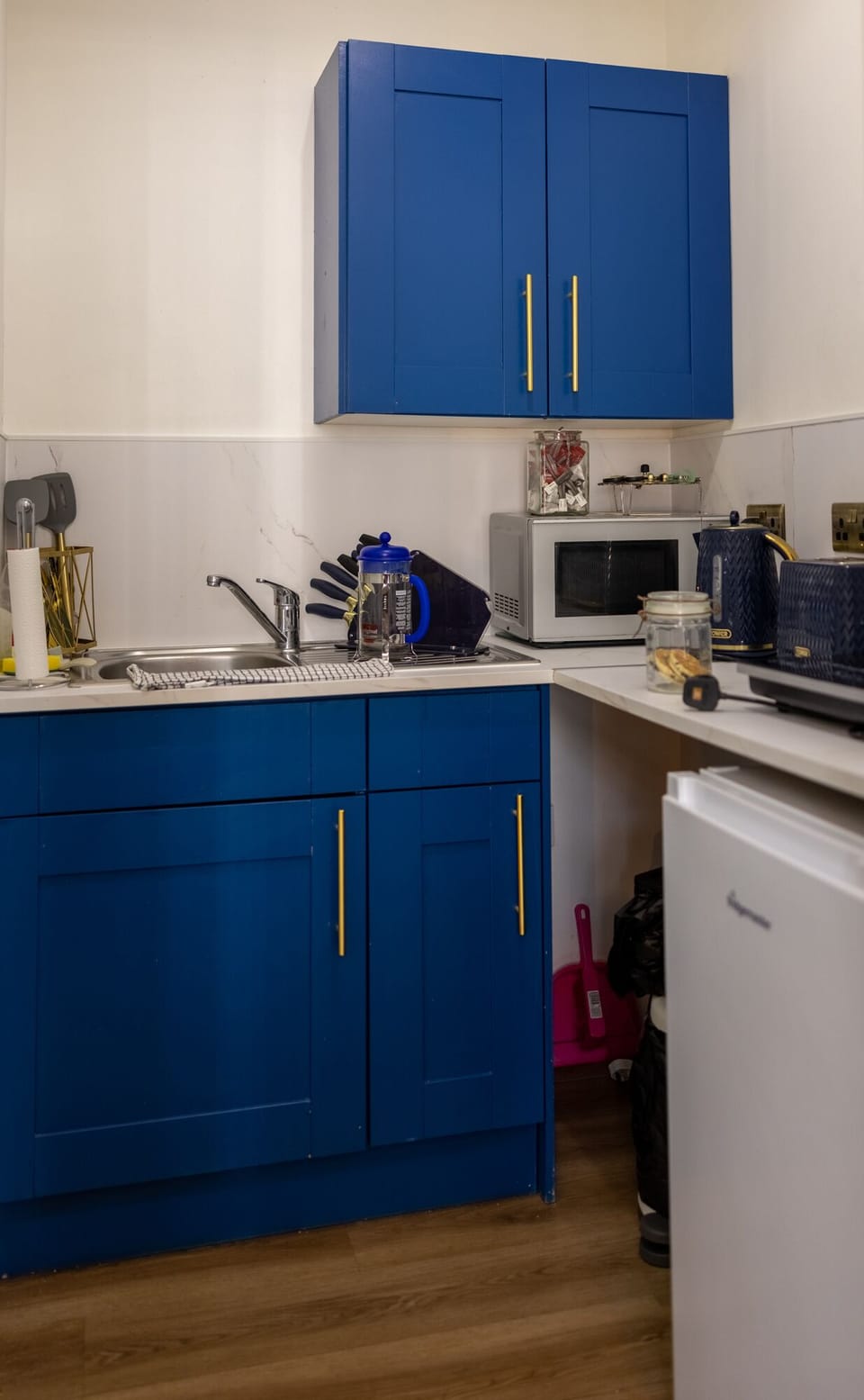 The lovely kitchen offers all essentials for a comfortable stay.