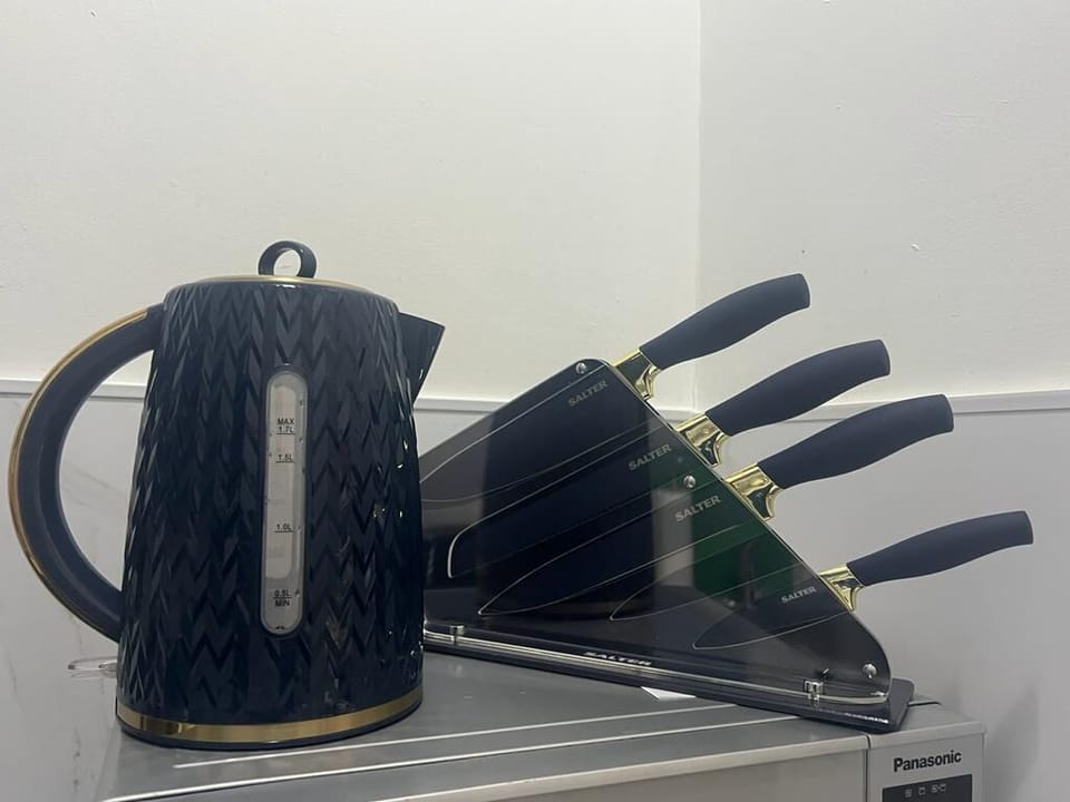 Studio 5 - Gelert knives and kettle 