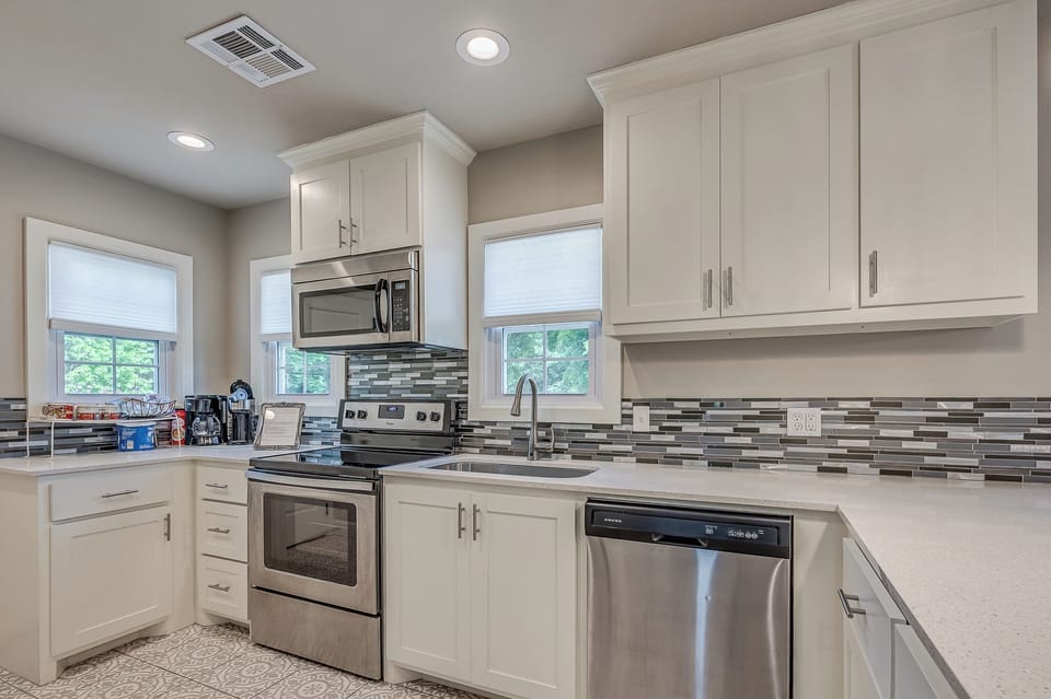 Great kitchen with stainless steel appliances and quartz countertops