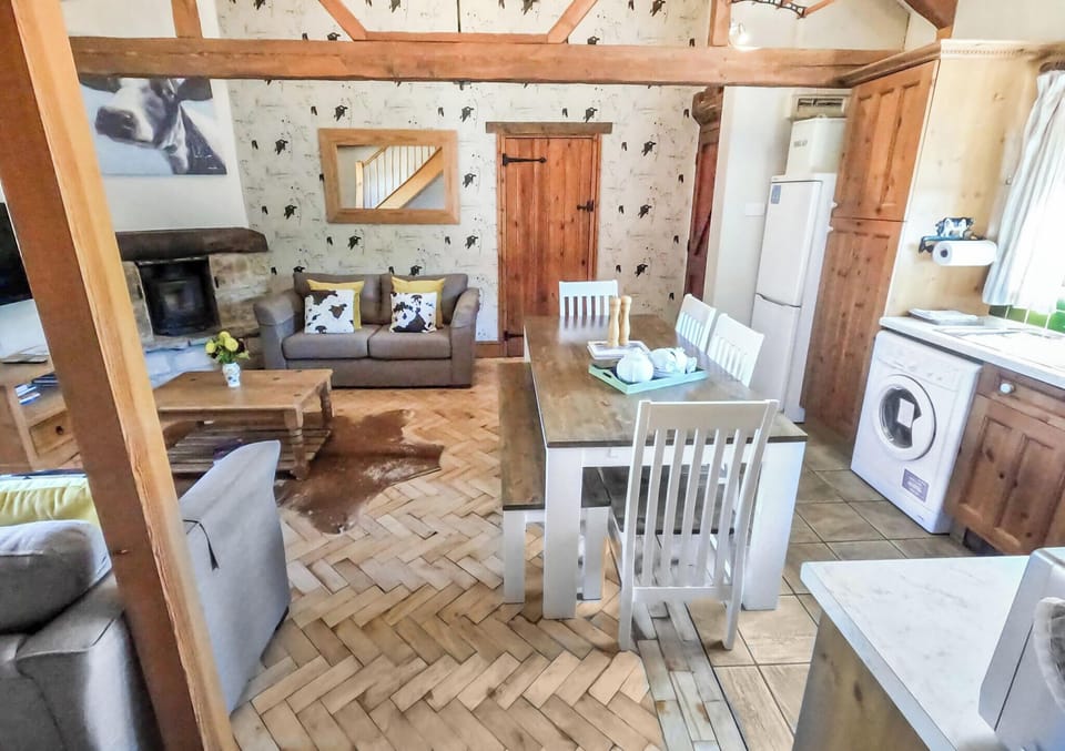 Cow Byre 1 Lounge, Dining Table and Kitchen