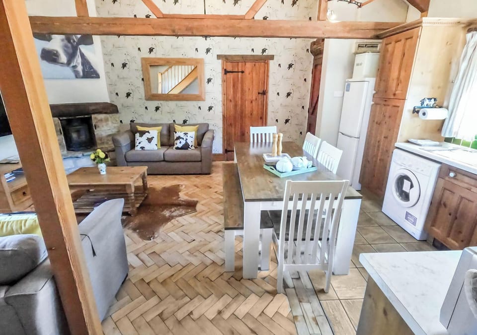 Cow Byre 1 Lounge, Dining Table and Kitchen