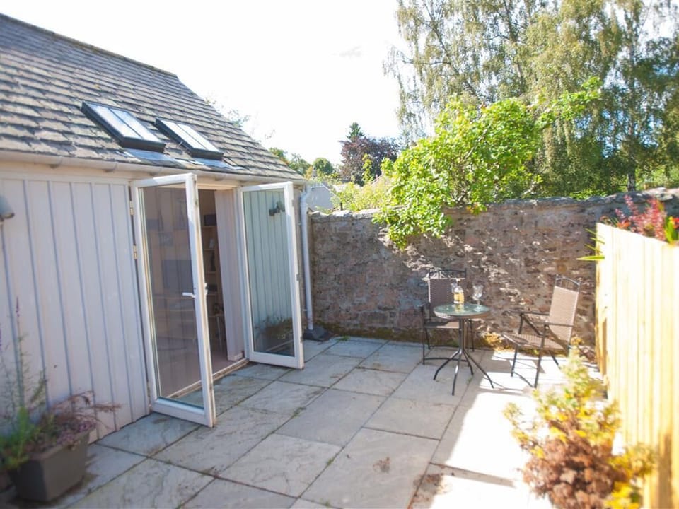 Glenernan Cottage Patio 2