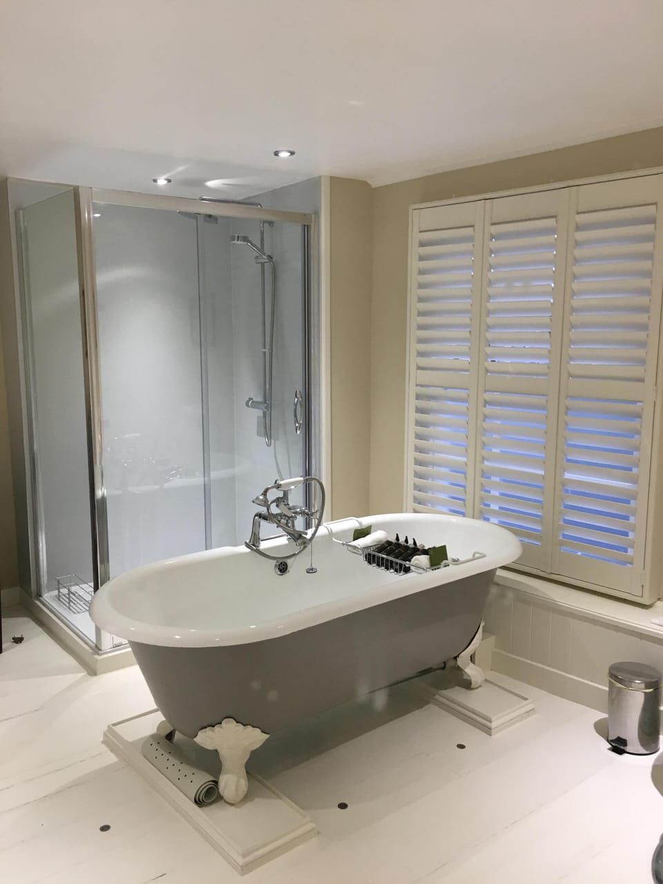 Brunyee claw foot bath and shower