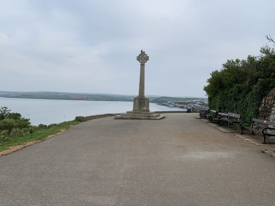 War memorial from walk to the beach