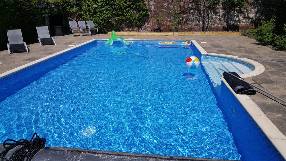 Pool (Outdoor)