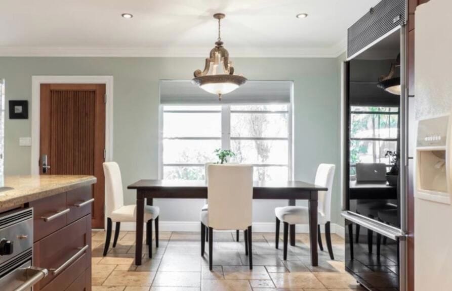 Kitchen dining area