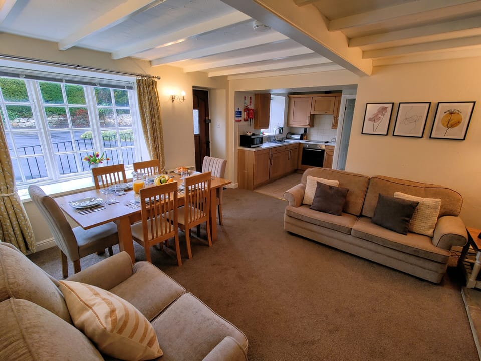 Kitchen / Lounge