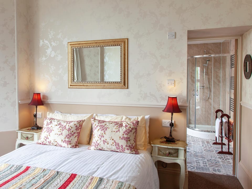 Deluxe King room with spacious en-suite