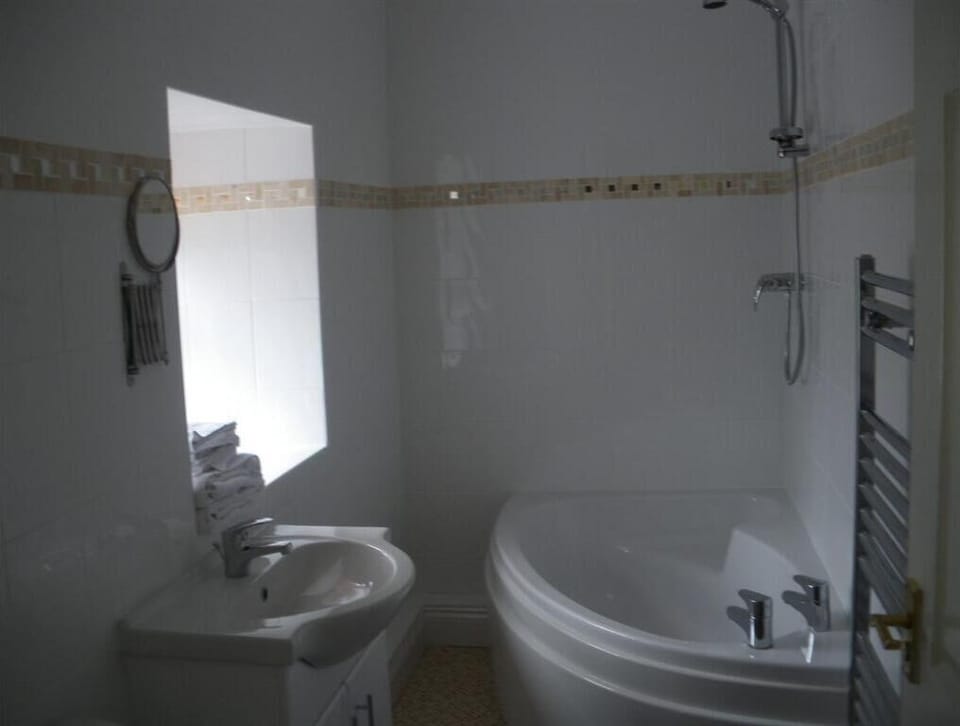 The Granary - Family Bathroom