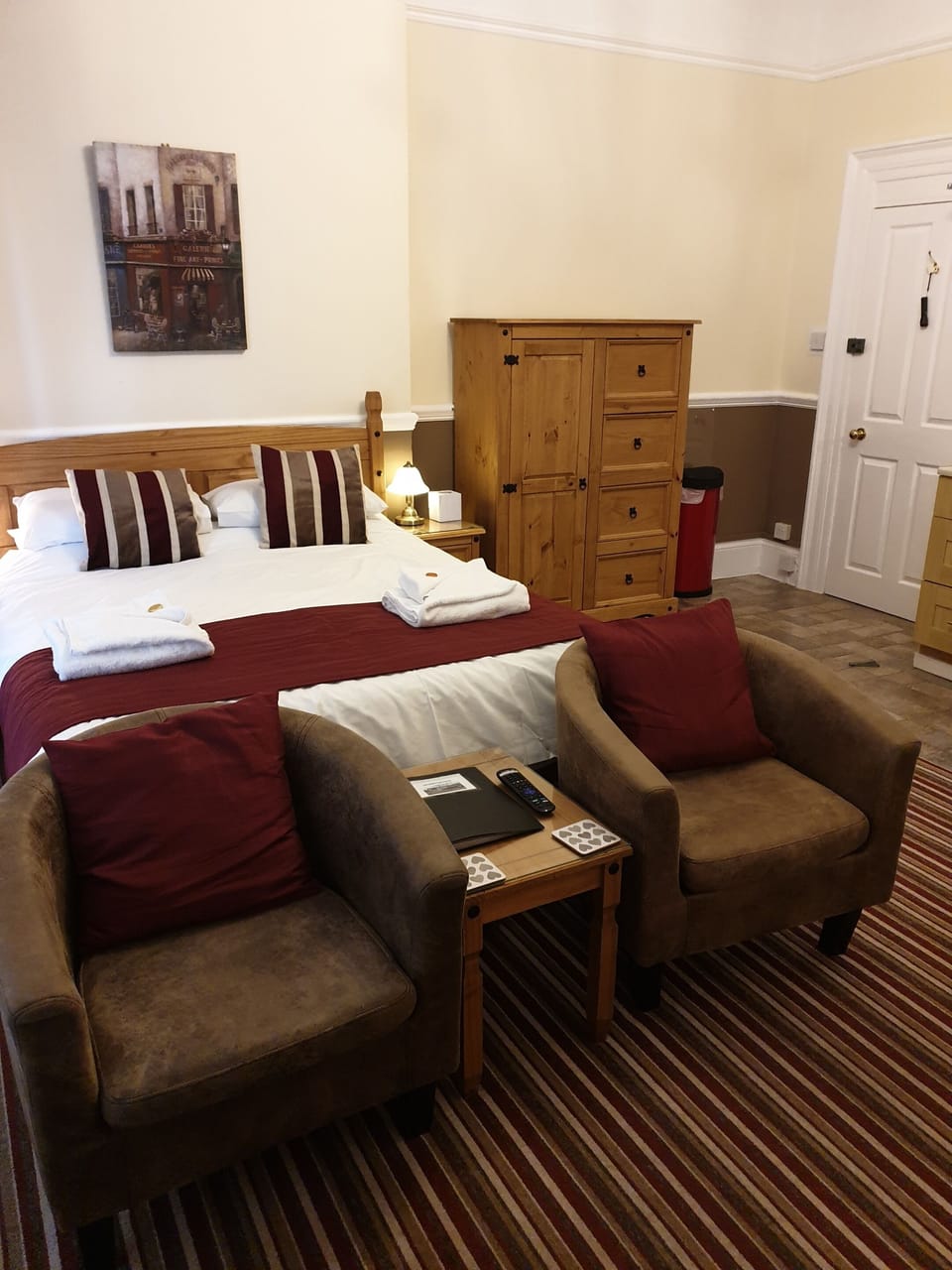 Flat 3 Bed, Seats, Wardrobe