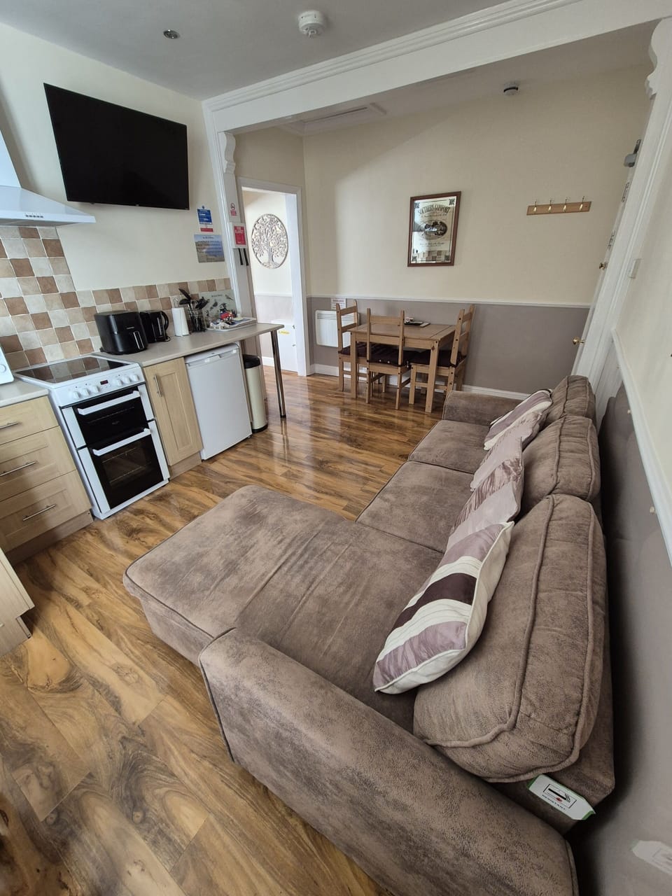 Flat 7 Lounge, Kitchen and Sofa Bed 