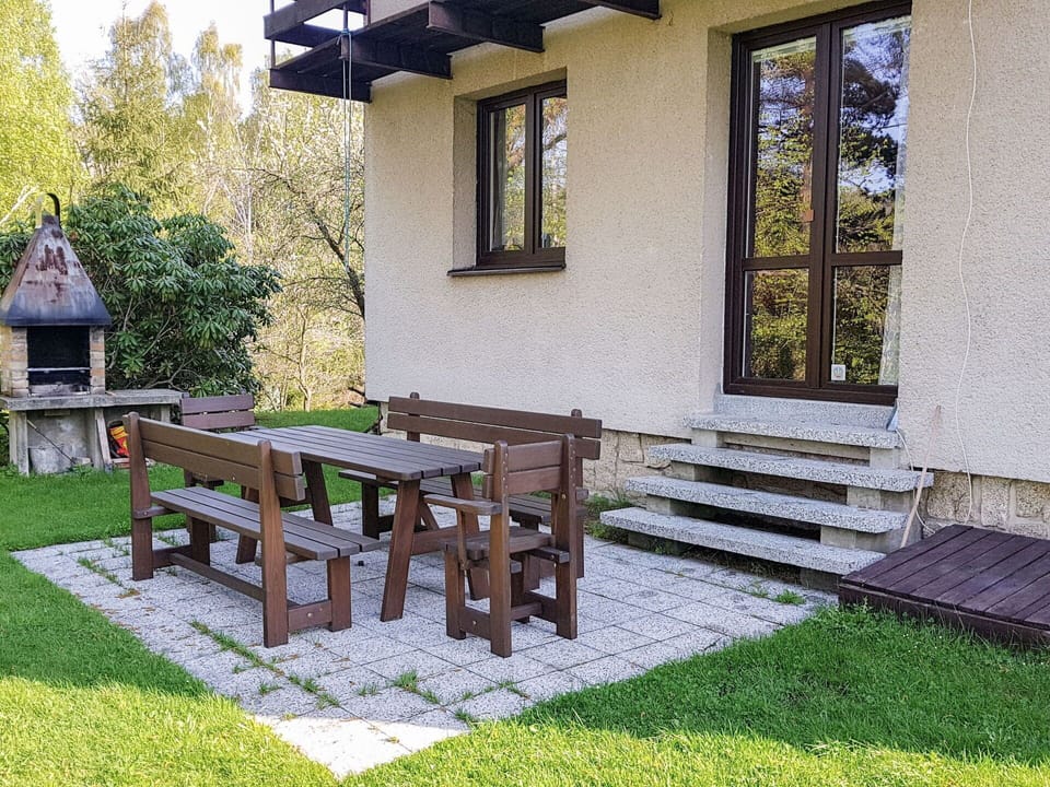 Building, Plant, Property, Furniture, Window, Table, Outdoor Bench, Green, Tree, Shade