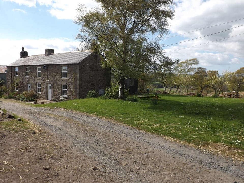 Hillis Close Farmhouse & cottage from the drive