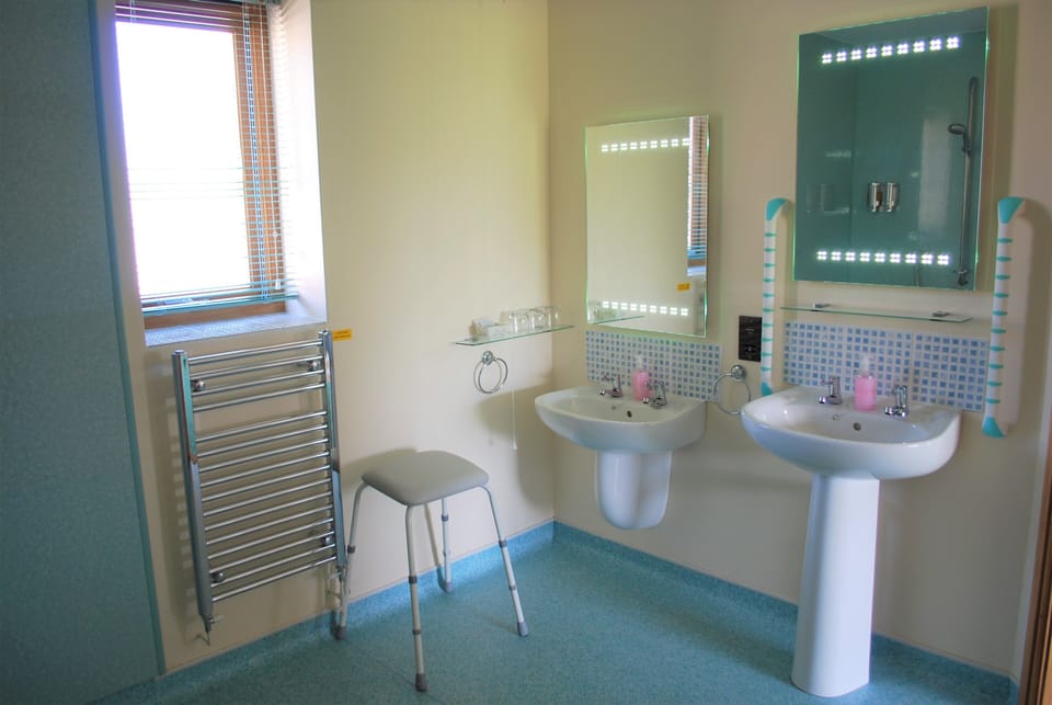 Riverside wet room en-suite.