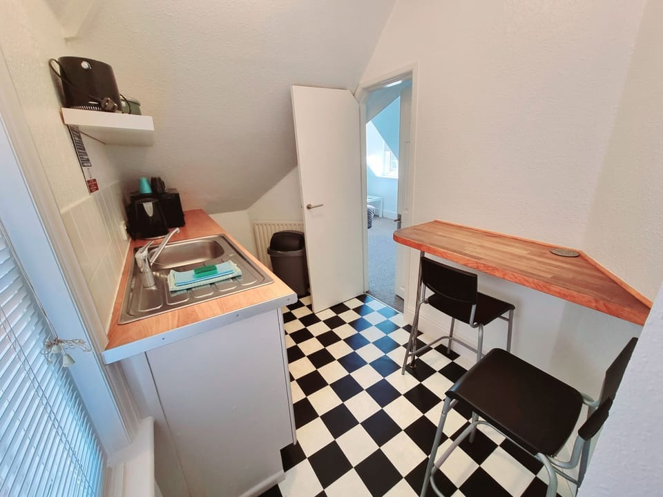 Flat 6 Kitchen with Breakfast Bar