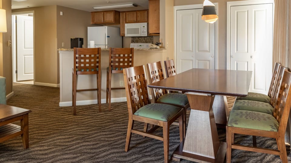 7ClubWyndhamWaikikiBeachWalk2BedroomDeluxe-diningarea(2)