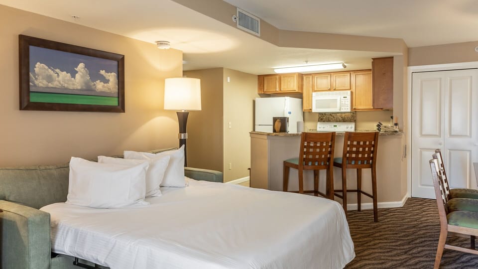 16ClubWyndhamWaikikiBeachWalk2BedroomDeluxe-livingarea(5)