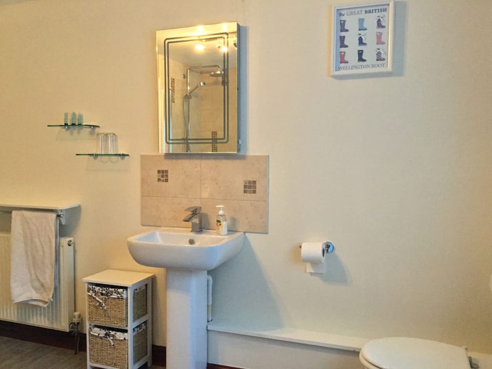 Ensuite bathroom four poster room