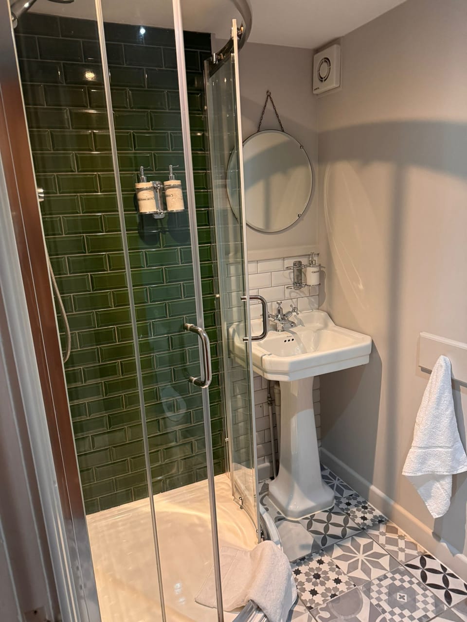 double standard en-suite room 10 /bathroom