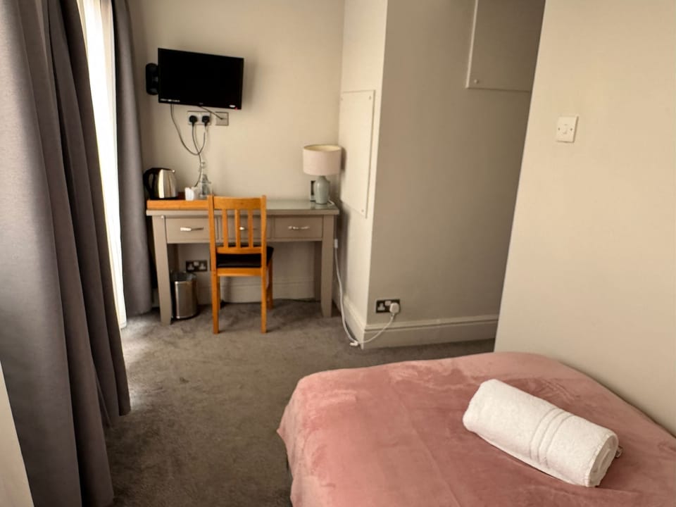 SINGLE ROOM with shared bathroom /room 9