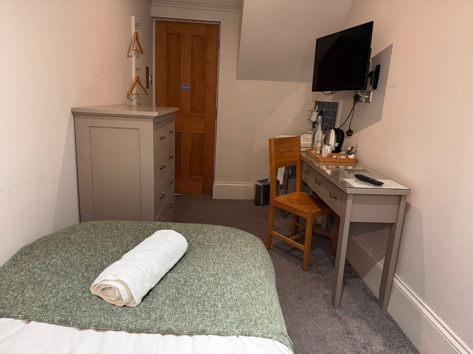 SINGLE ROOM with shared bathroom /room 8