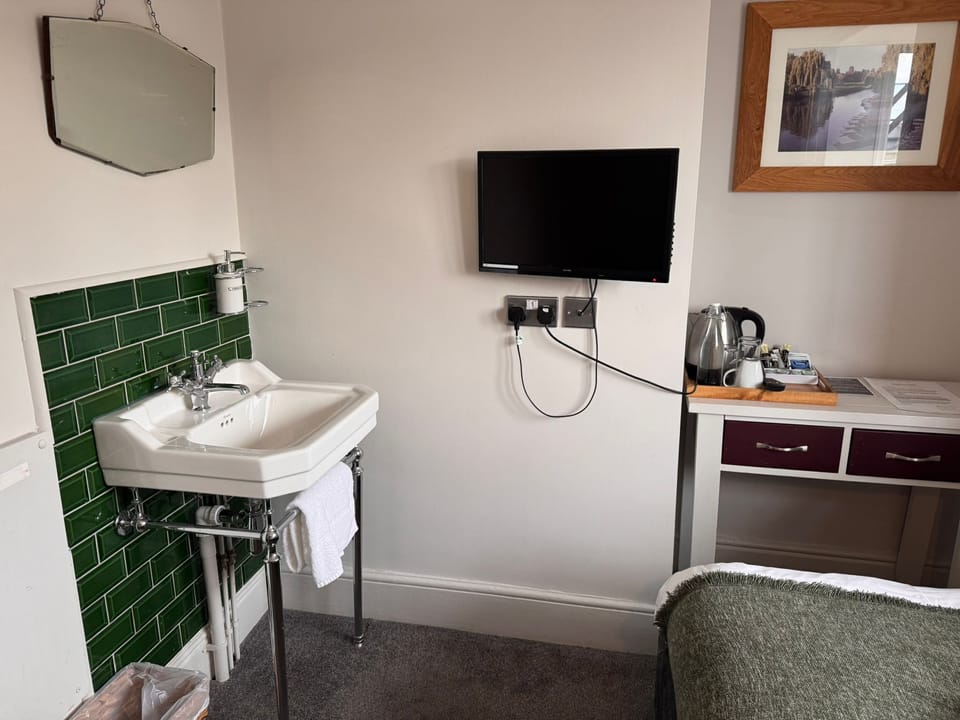 SINGLE ROOM with shared bathroom /room 6