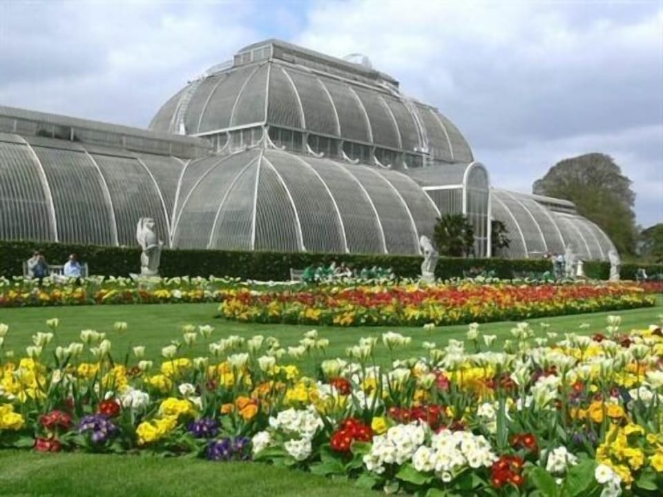 Kew Gardens is nearby
