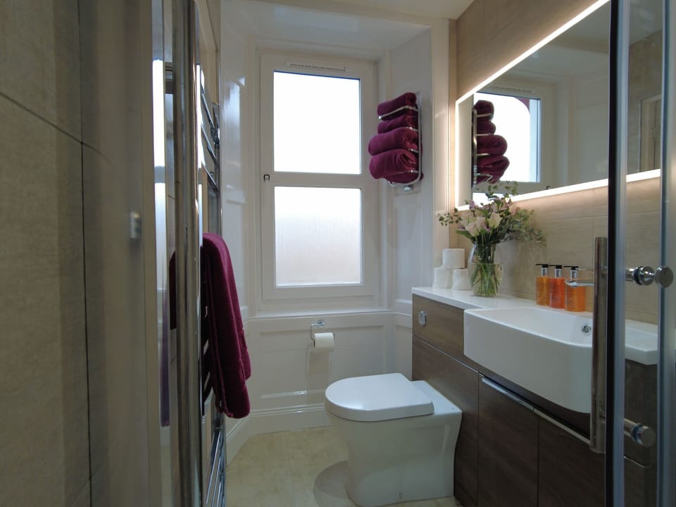 Room 1's bathroom