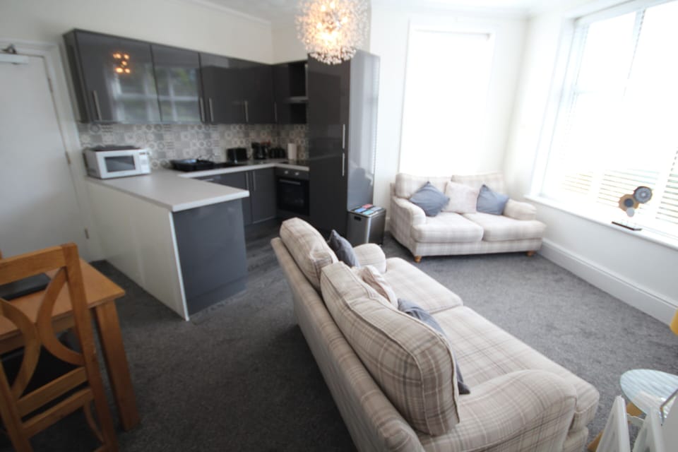 Apartment 6 lounge and kitchen 