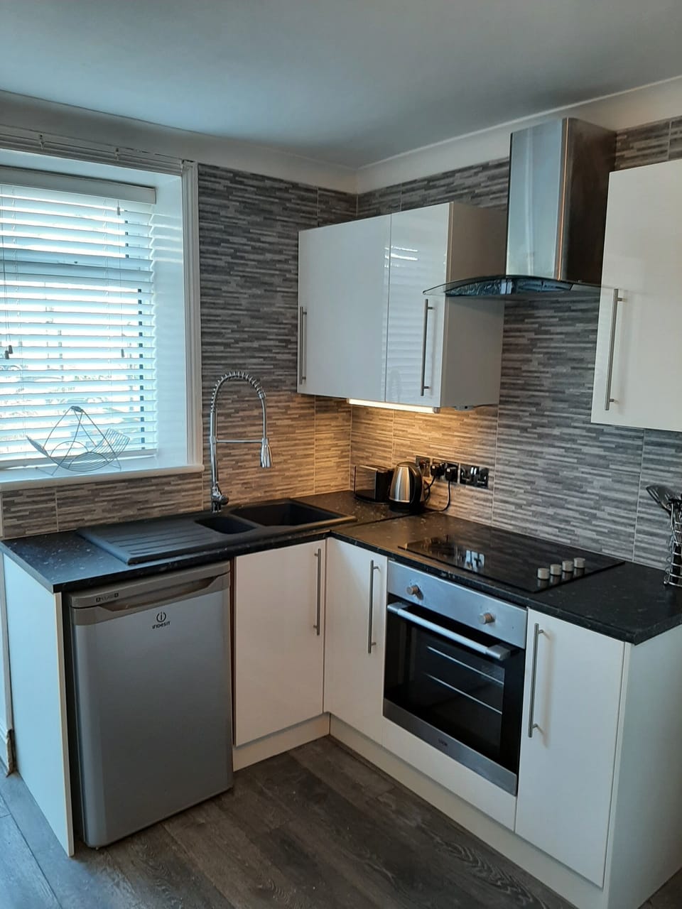 Garden apartment kitchen 