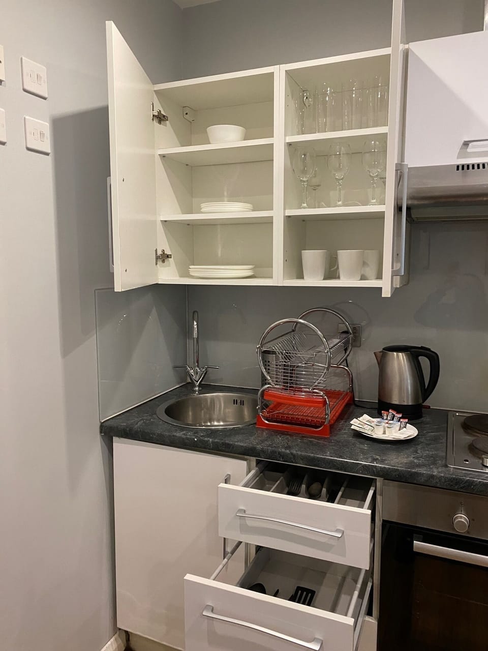Studio Lux Apartment Kitchen Ware