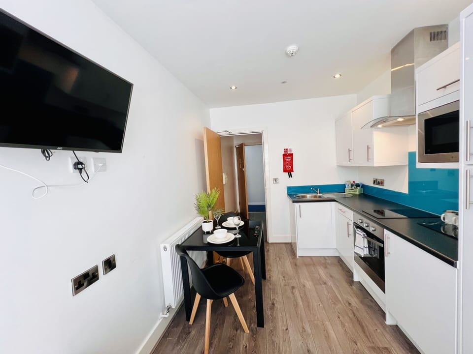 Studio 1 - Fully equipped Kitchen with Dining Table