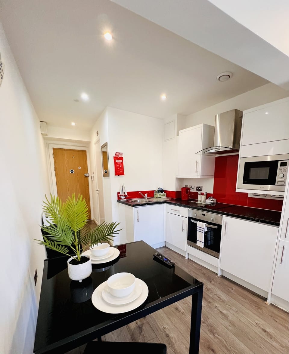 Studio 23 - King Studio Apartment with Fully equipeed Kitchen 