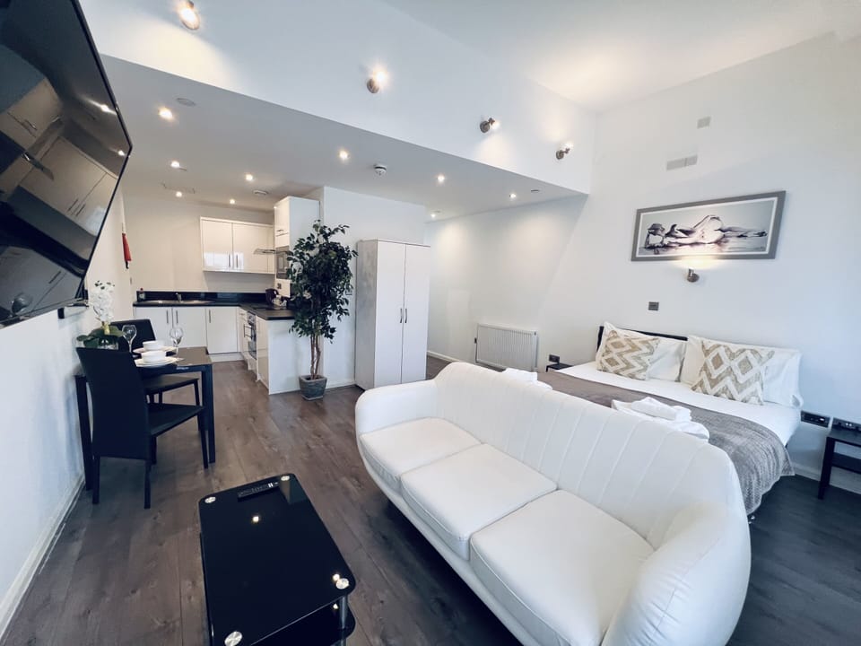 Studio 38 - King Deluxe Studio Apartment 